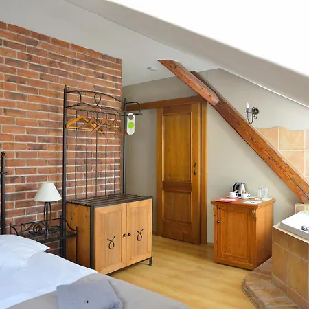 Hotel Via Ironia 3*
